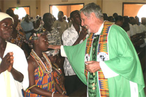 Notre évêque présidant la messe à Accra (Ghana)