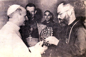 Mgr GAUMAIN offrant à PAUL VI une calebasse pyrogravée